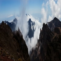 Планински врв опкружен со облаци, Национален Парк Калдера Де Табуриенте, Ла Палма, Канарски Острови, Шпанија Постер Печатење